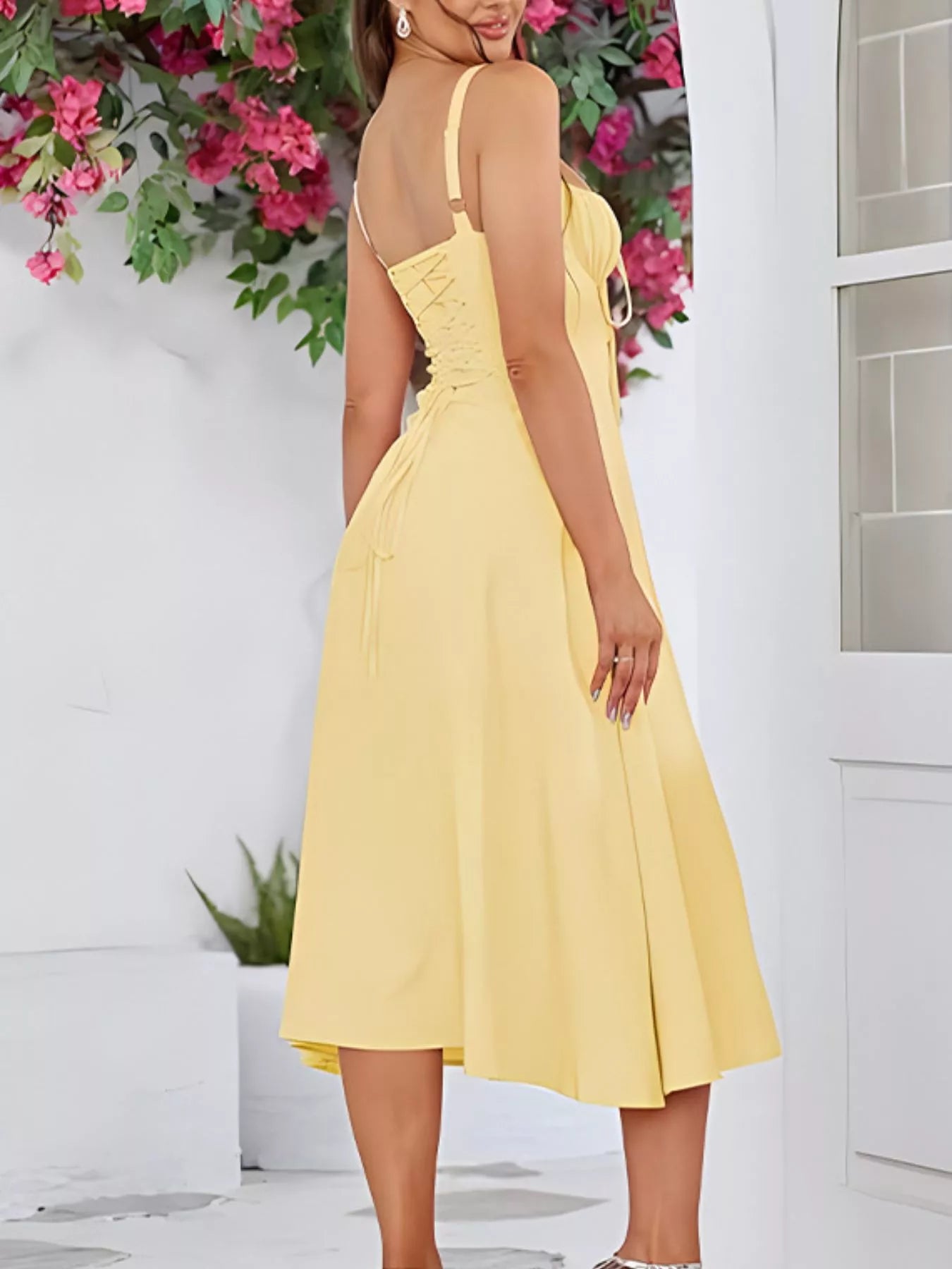 Robe trapèze nœud devant BLACK-COAT - vue arrière dévoilant la coupe impeccable, le tombé gracieux de la ligne A, et l'élégance romantique de cette pièce essentielle pour garde-robe féminine
