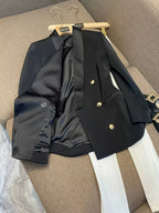 Femme élégante portant blazer noir double boutonnage coupe cintrée sophistiquée professionnelle
