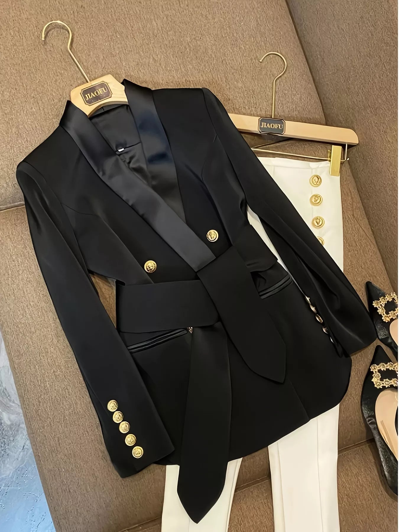 Blazer femme double boutonnage coupe ajustée slim fit noir professionnel élégant structuré sophistiqué

