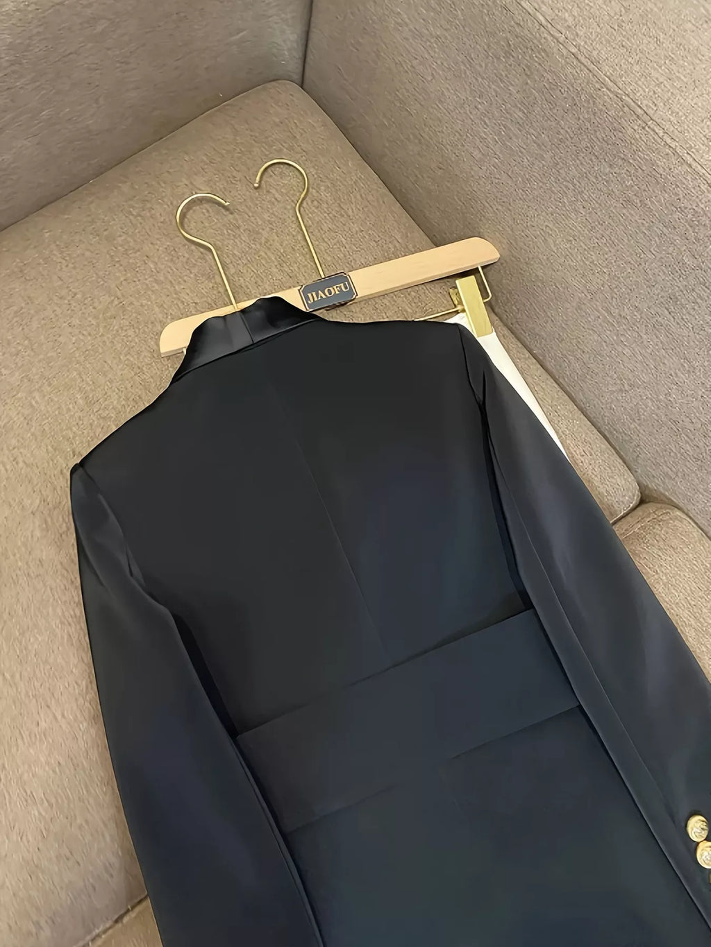 Blazer femme noir double boutonnage détail boutons coupe ajustée vue de dos structurée
