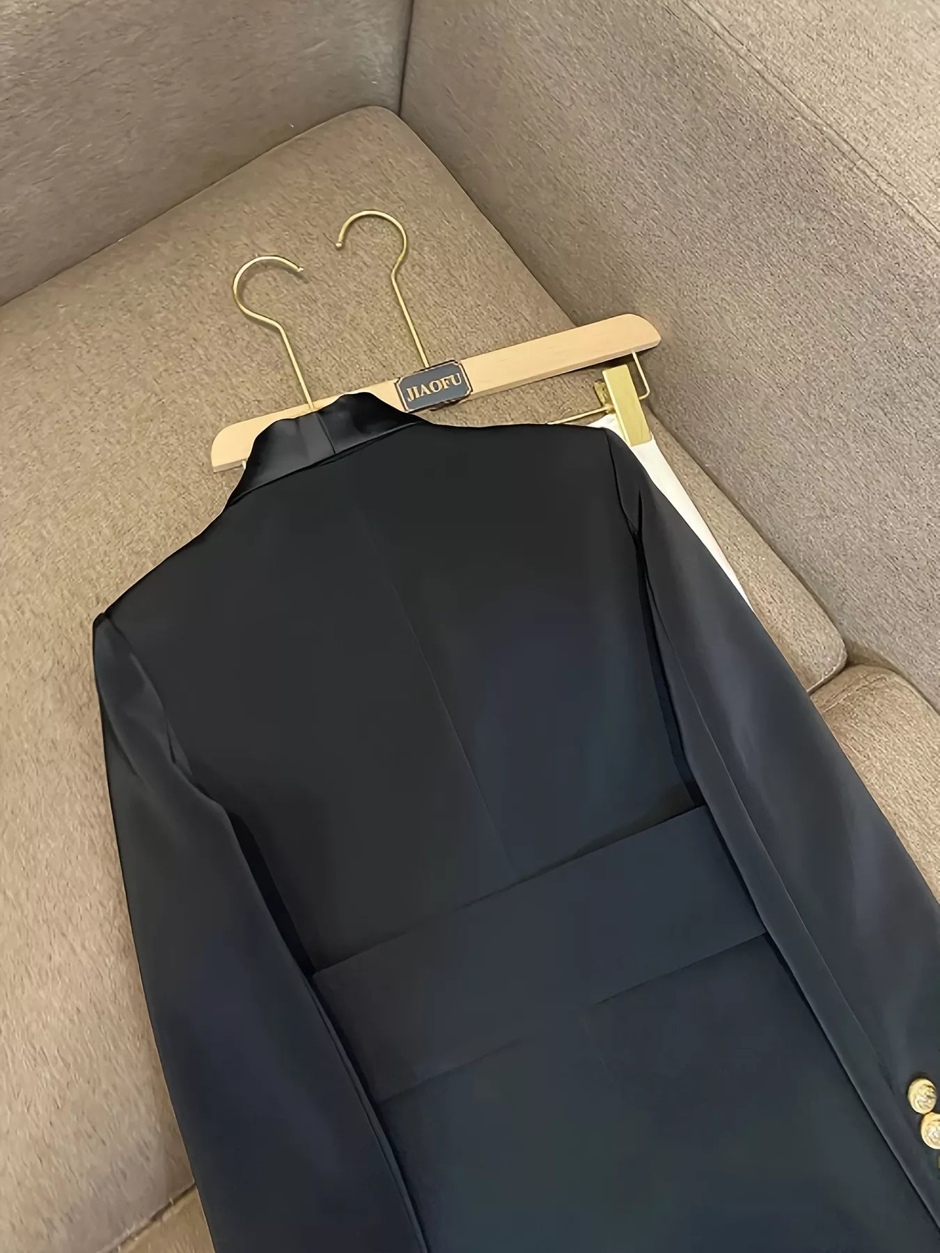 Blazer femme noir double boutonnage détail boutons coupe ajustée vue de dos structurée
