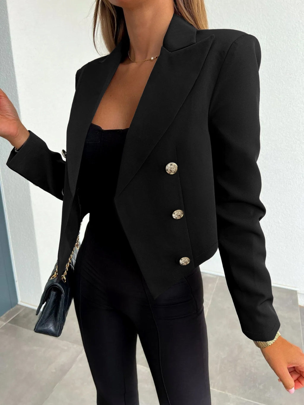 Blazer grande taille col tailleur noir - vue de face avec boutonnage élégant et coupe ajustée professionnelle
