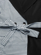 Blazer femme pied-de-poule ceinture nouée vue de prêt silhouette flatteuse élégante détail sur la ceinture rapprocher 
