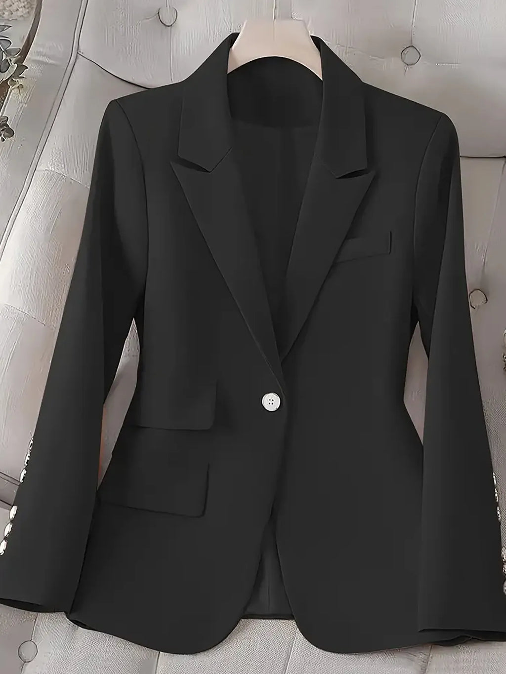 Blazer un bouton manches longues - vue de face style minimaliste élégant et coupe professionnelle épurée

