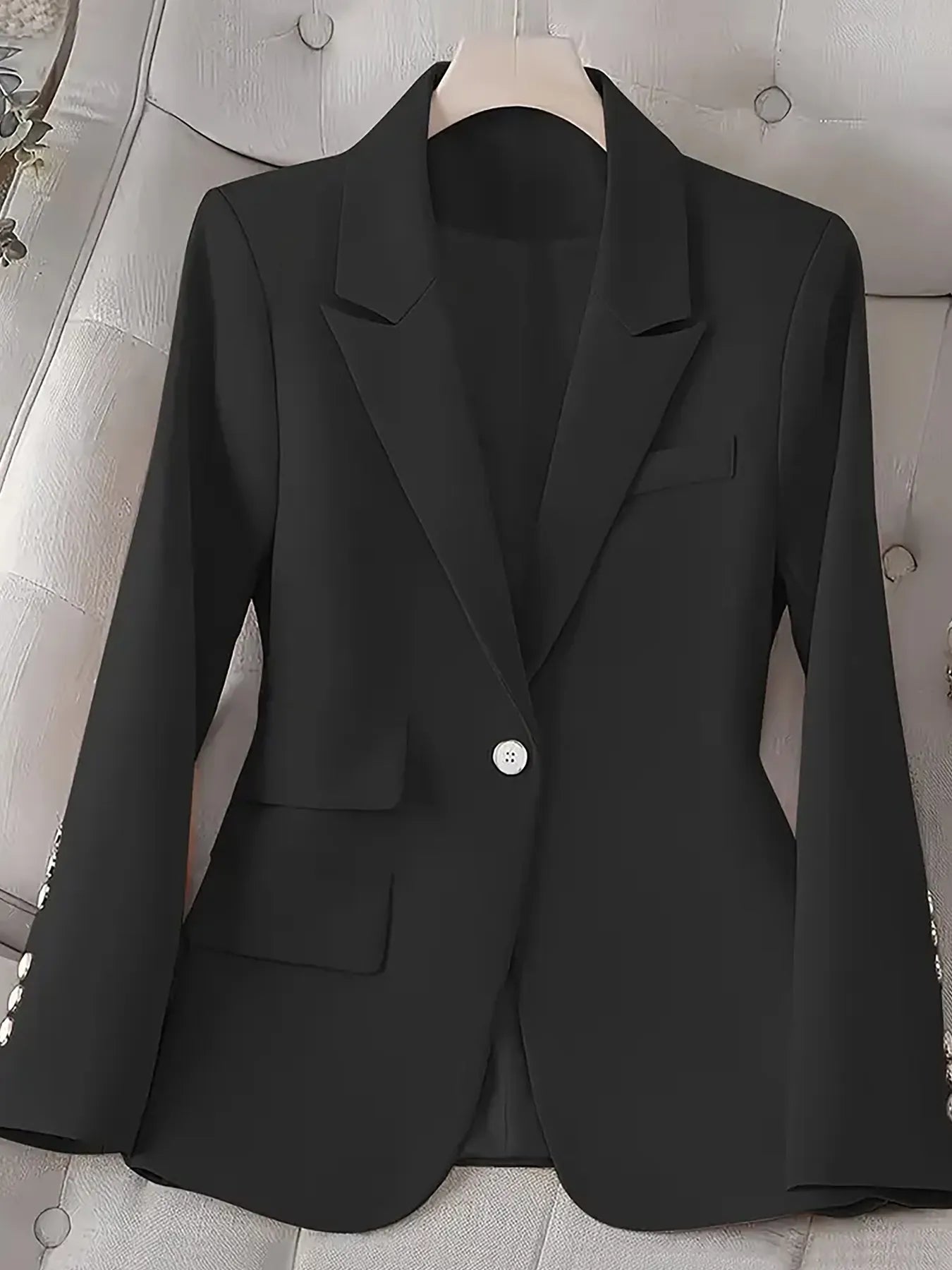 Blazer un bouton manches longues - vue de face style minimaliste élégant et coupe professionnelle épurée
