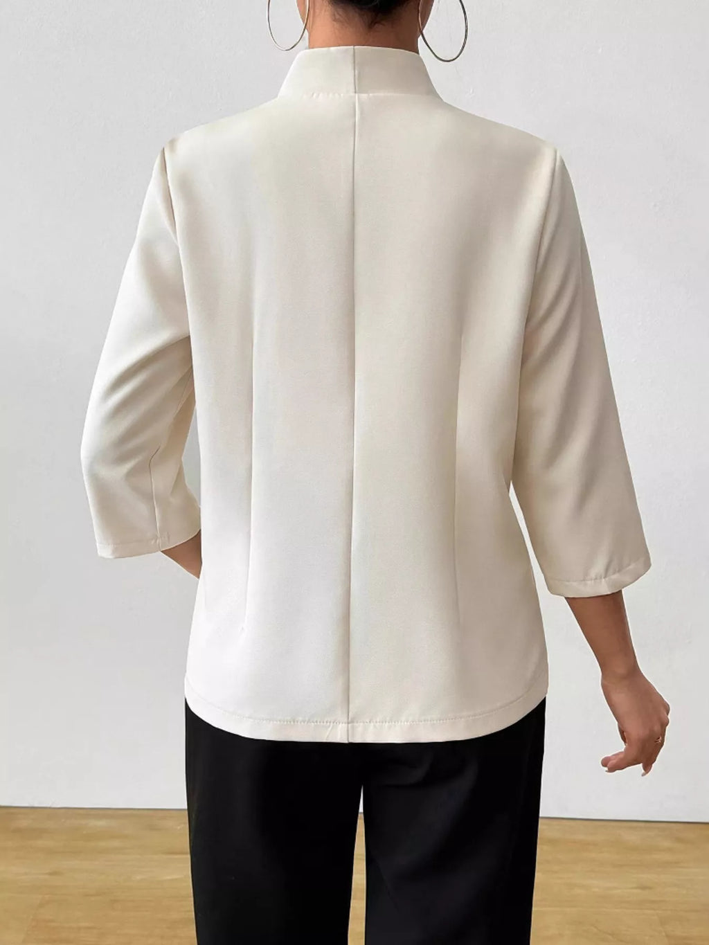 Blazer trois-quarts professionnel - vue complète montrant l'élégance décontractée et la coupe flatteuse mi-saison
