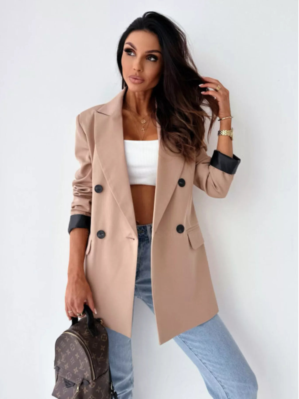 Blazer femme col revers double boutonnage gros plan détails finitions sophistiquées
