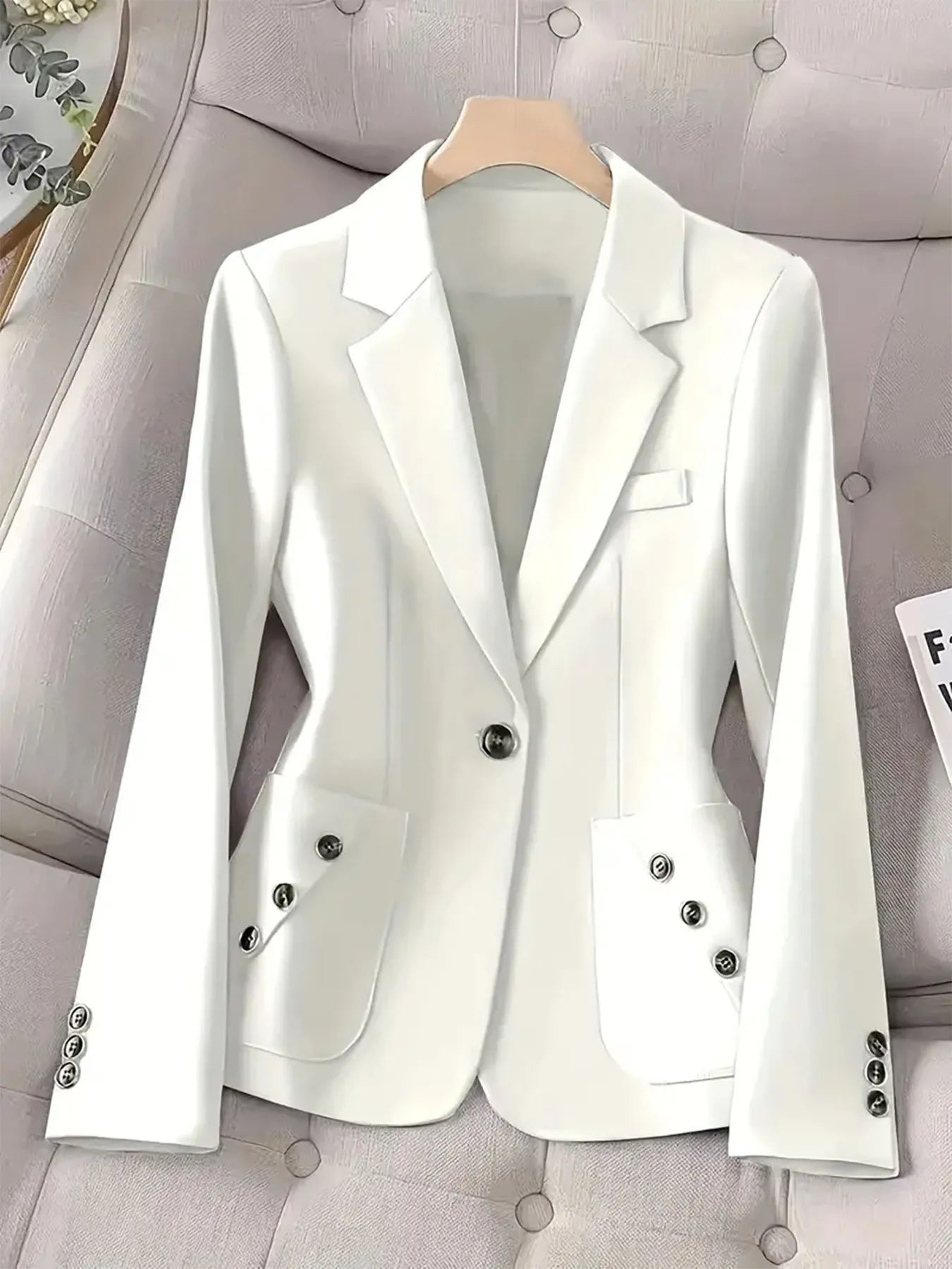 Blazer un bouton avec poches - vue de face style minimaliste élégant et coupe professionnelle moderne
