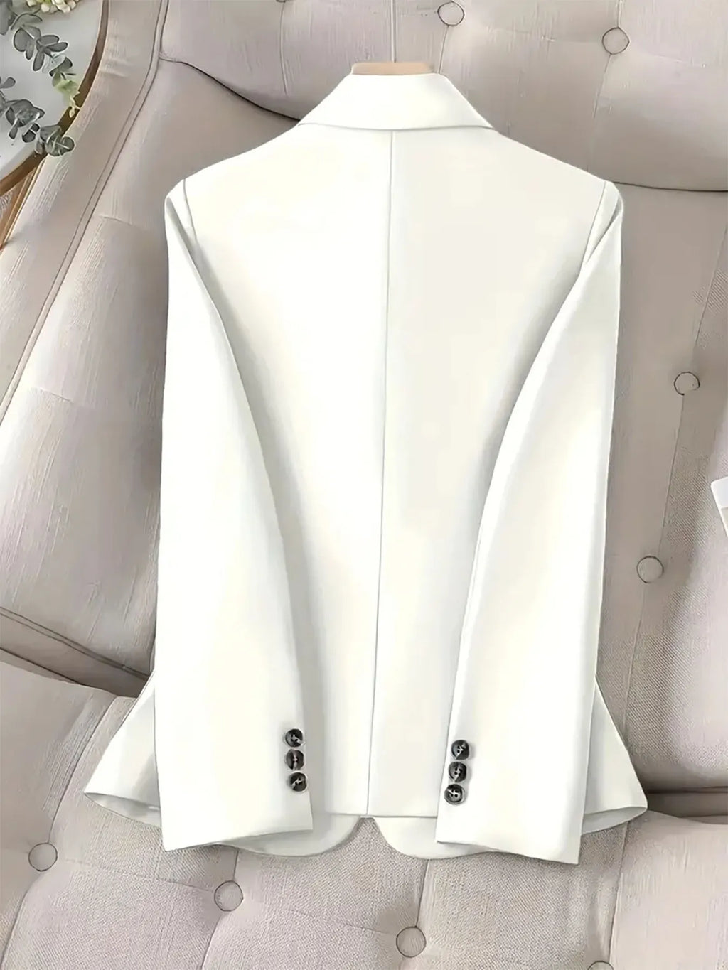 Blazer minimaliste avec poches - vue arrière montrant la coupe impeccable et les finitions soignées
