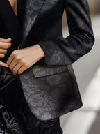 Femme élégante portant blazer col revers coupe cintrée slim fit sophistiquée moderne
