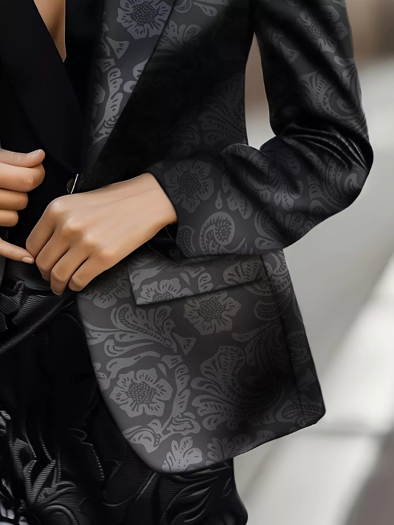 Femme élégante portant blazer col revers coupe cintrée slim fit sophistiquée moderne
