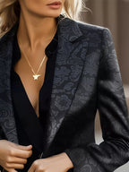 Blazer femme col revers coupe ajustée détail col vue latérale structurée élégante
