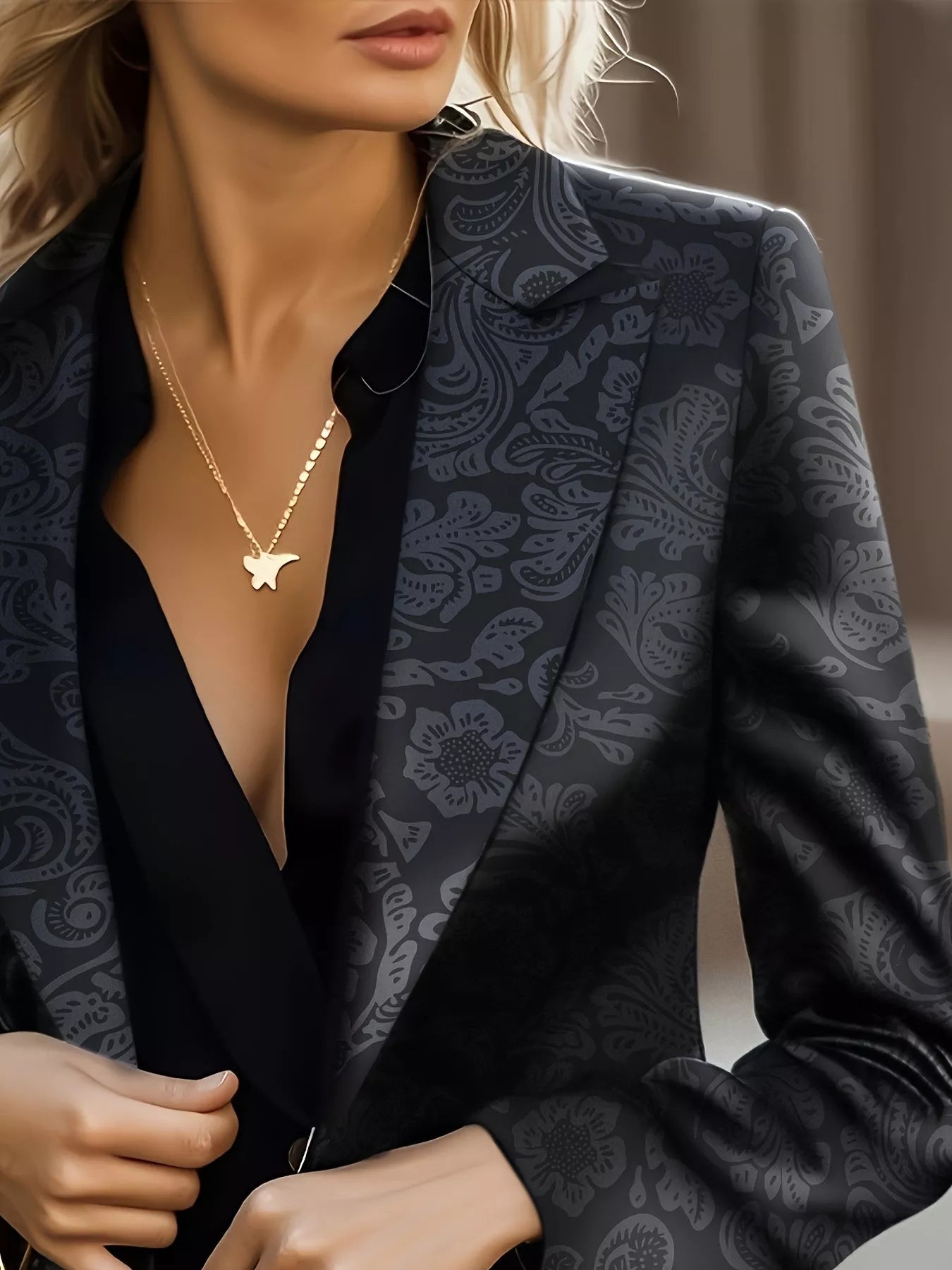 Blazer femme col revers coupe ajustée détail col vue latérale structurée élégante
