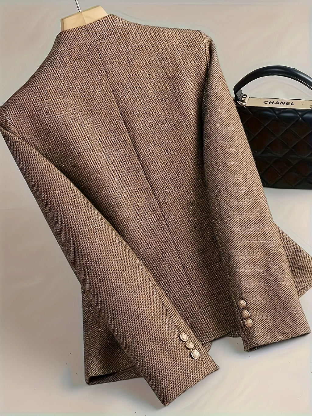 Blazer vue de dos femme un bouton fleurs - détail motifs floraux délicats et finitions premium qualité polyester
