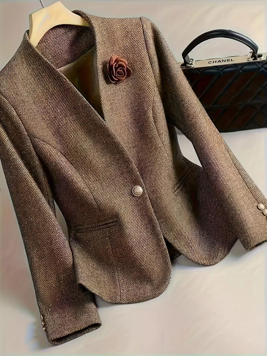 Blazer un bouton détails floraux - vue de face style romantique élégant et coupe professionnelle féminine
