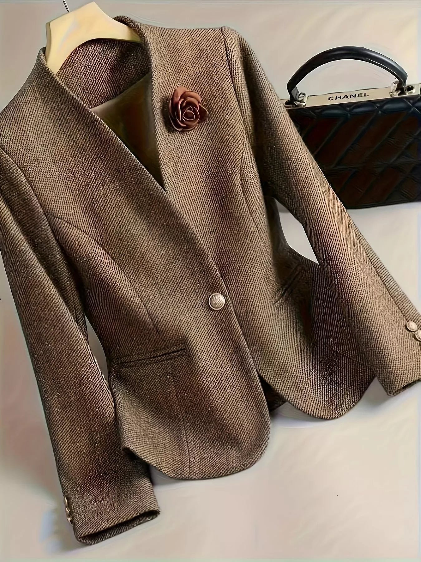 Blazer un bouton détails floraux - vue de face style romantique élégant et coupe professionnelle féminine
