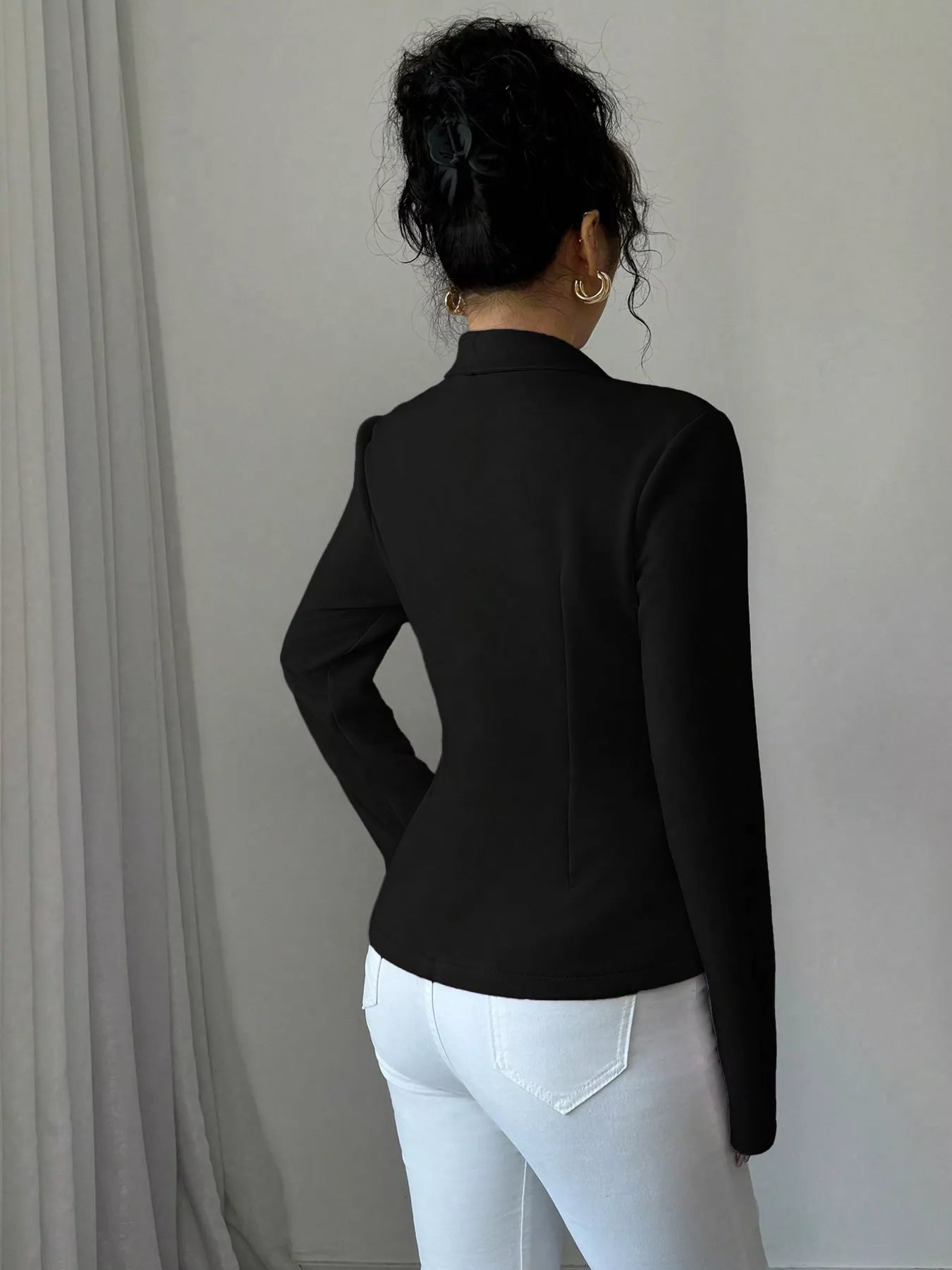 Blazer ajusté boutonnage frontal - vue de face coupe cintrée élégante et style professionnel moderne
