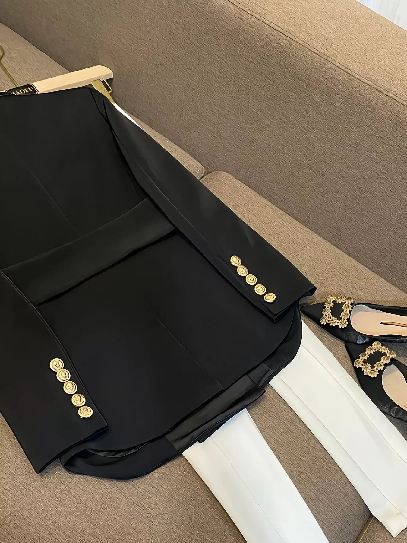 Blazer femme noir double boutonnage coupe slim fit vue arrière silhouette sculptante élégante
