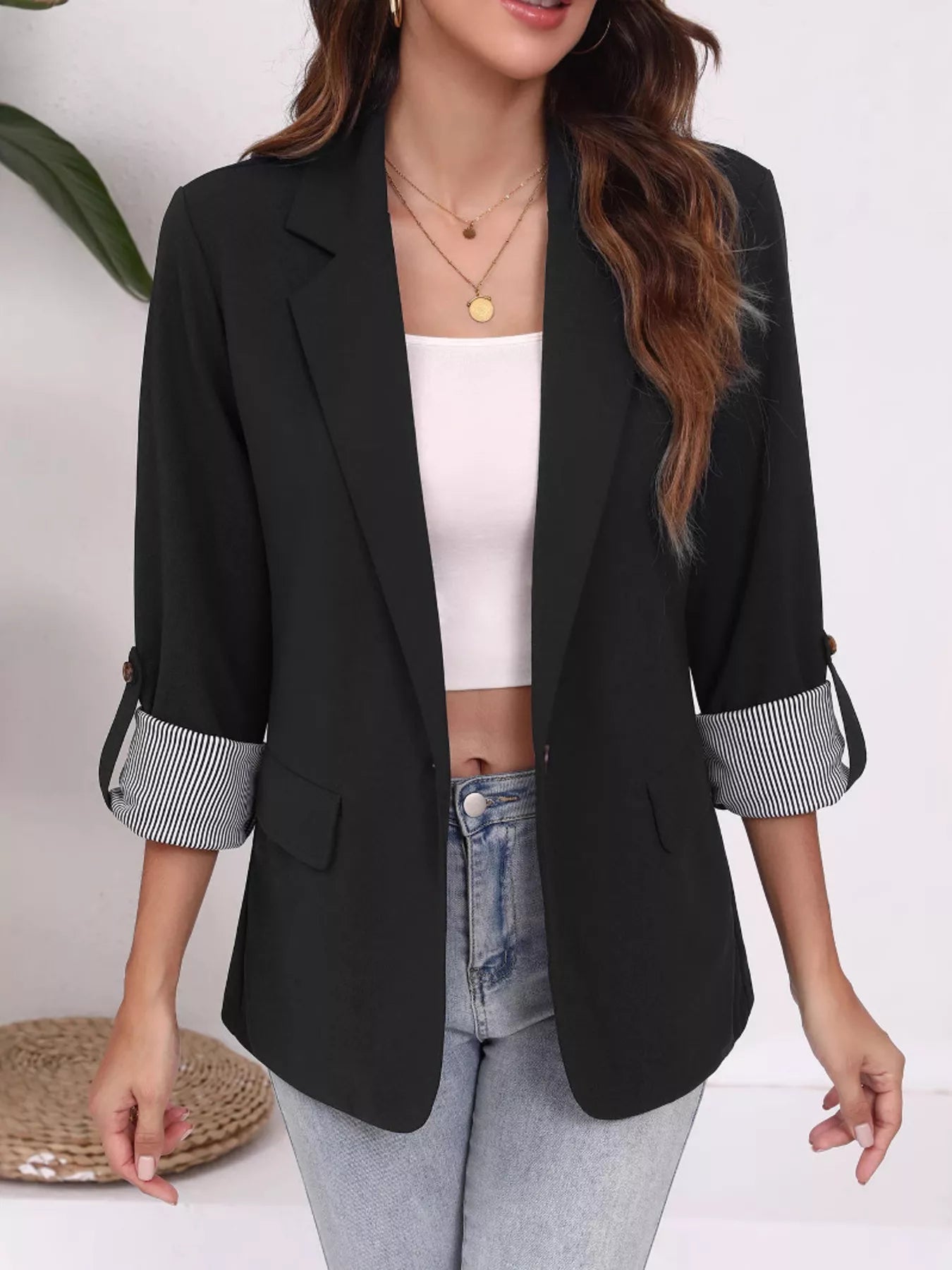 Femme élégante portant blazer col revers manches retroussables sophistiquée moderne chic
