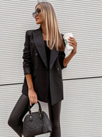 Femme portant blazer col revers double boutonnage accessoirisé look professionnel complet
