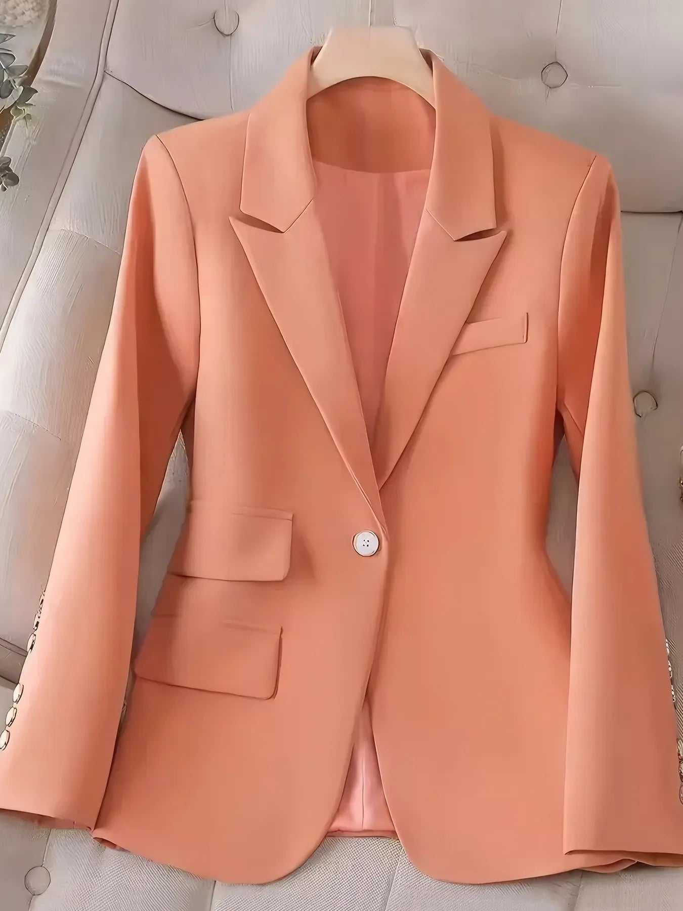Blazer un bouton manches longues - vue de face style minimaliste élégant et coupe professionnelle épurée

