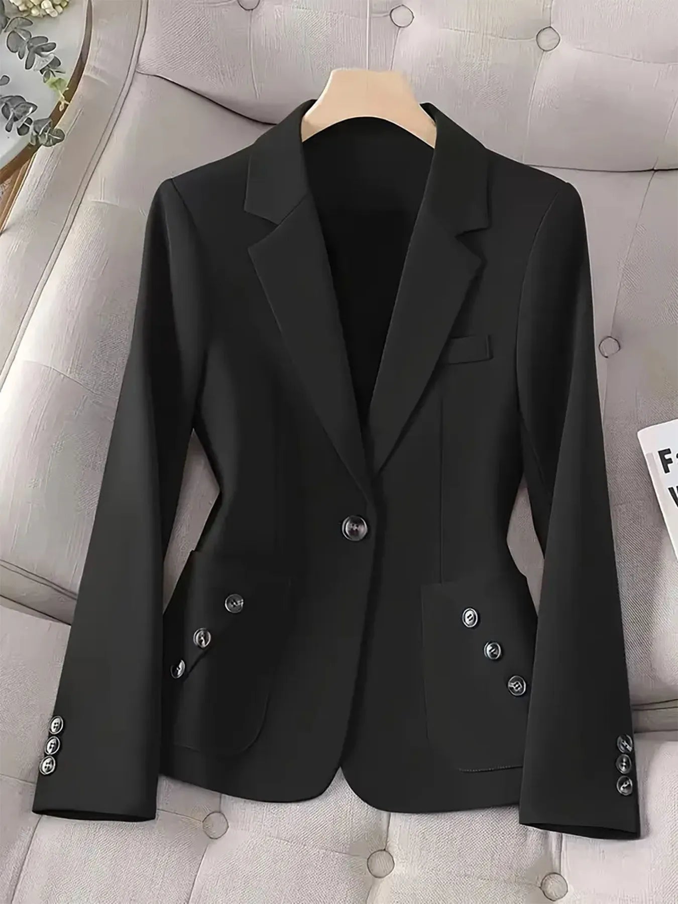 Blazer un bouton avec poches - vue de face style minimaliste élégant et coupe professionnelle moderne
