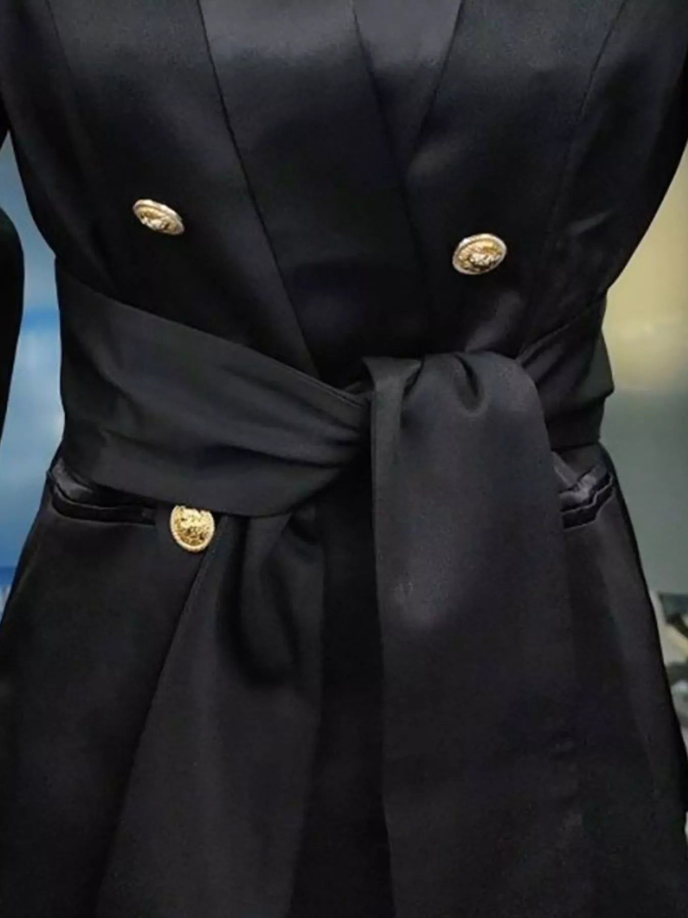 Blazer femme noir double boutonnage texture raffinée coupe ajustée détails finitions sophistiquées
