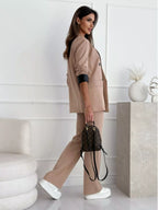 Femme portant blazer col revers double boutonnage styling complet professionnel chic
