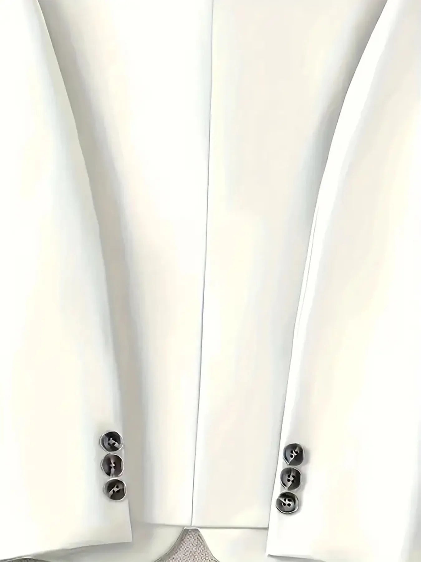 Blazer minimaliste avec poches - vue arrière montrant la coupe impeccable et les finitions soignées
