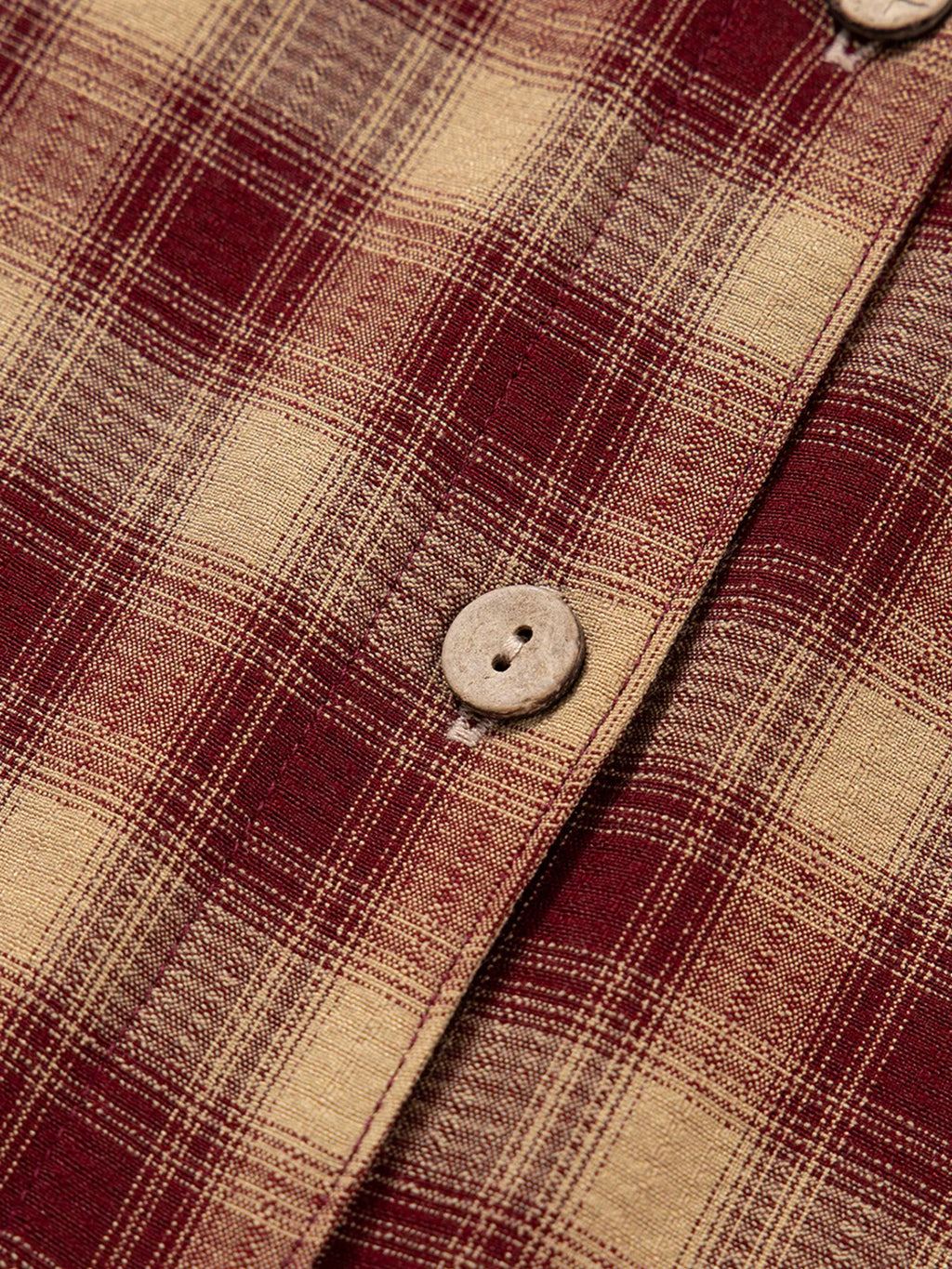 Gros plan sur les détails boutonnés de la robe chemise à carreaux - vue frontale montrant les boutons décoratifs et fonctionnels sur toute la longueur, signature du style Black-Coat
