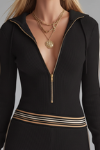 Ensemble sportswear côtelé Black-Coat avec zip et bandes latérales - gros plan détaillé sur le zip frontal et la maille côtelée porté par une mannequin sur fond blanc studio, révélant la qualité de finition, le zip frontal doré, la texture de la maille côtelée et le tissu doux et extensible