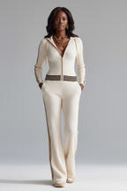 Ensemble sportswear côtelé Black-Coat avec zip et bandes latérales - mannequin en pose décontractée avec mains dans les poches sur fond blanc studio, capturant l'attitude casual chic, le confort de l'ensemble, le style urbain moderne et l'assurance décontractée