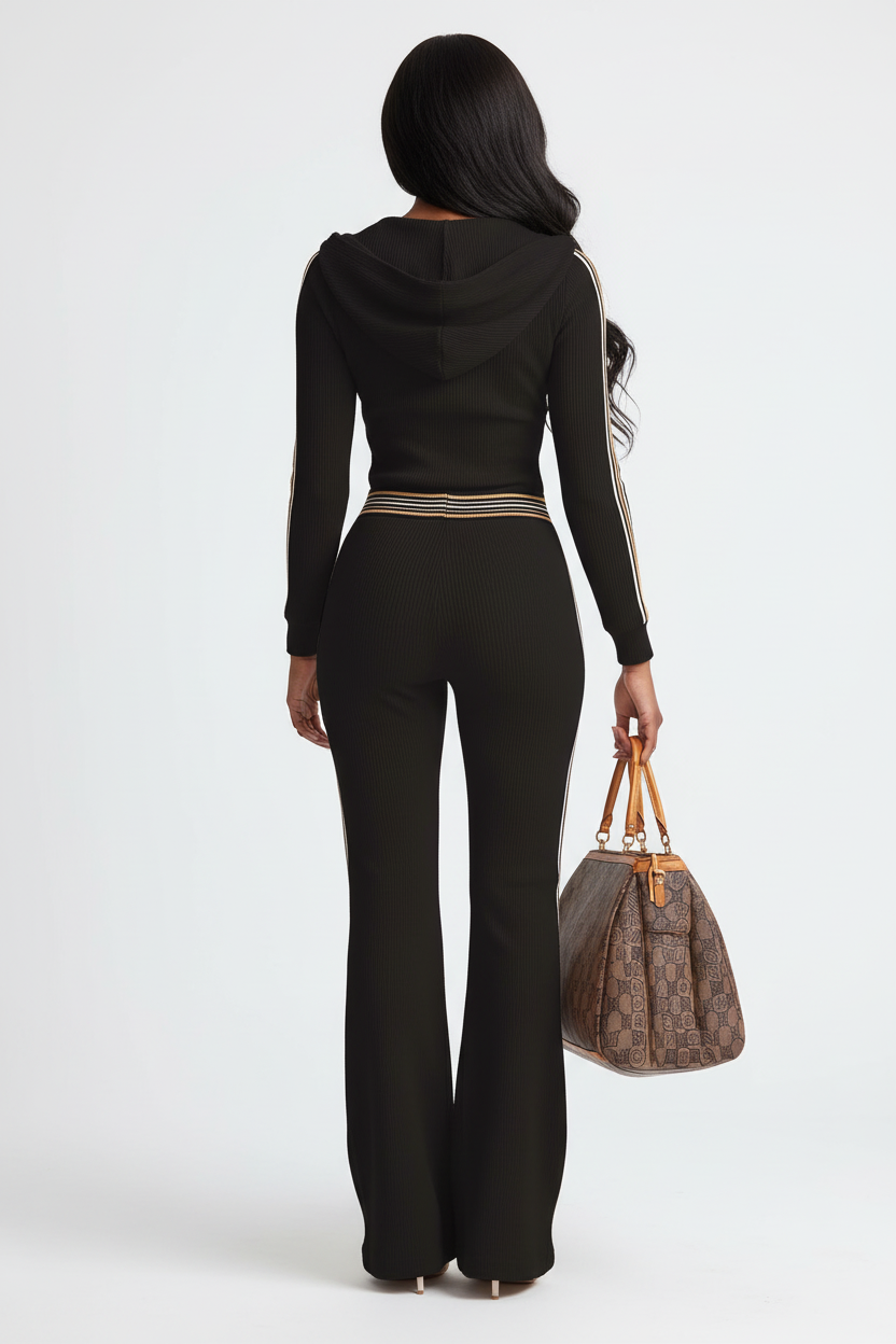 Ensemble sportswear côtelé Black-Coat avec zip et bandes latérales - vue arrière complète d'une mannequin sur fond blanc studio, dévoilant la construction arrière du haut à capuche, les bandes latérales qui descendent le long du pantalon et la coupe moderne de l'ensemble