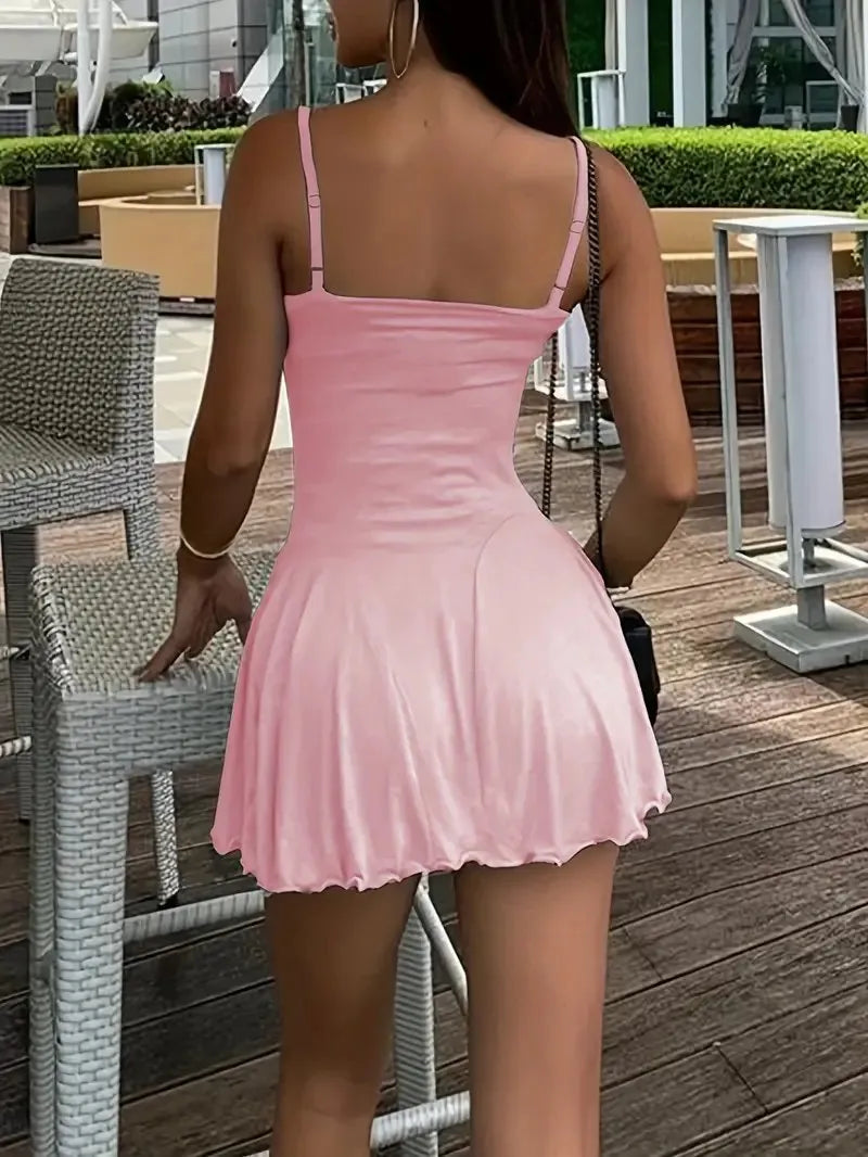 Vue arrière dos ensemble deux pièces noir, crop top manches longues ajusté de dos, robe caraco midi à fines bretelles, détails dos et tombé fluide de la robe visible
