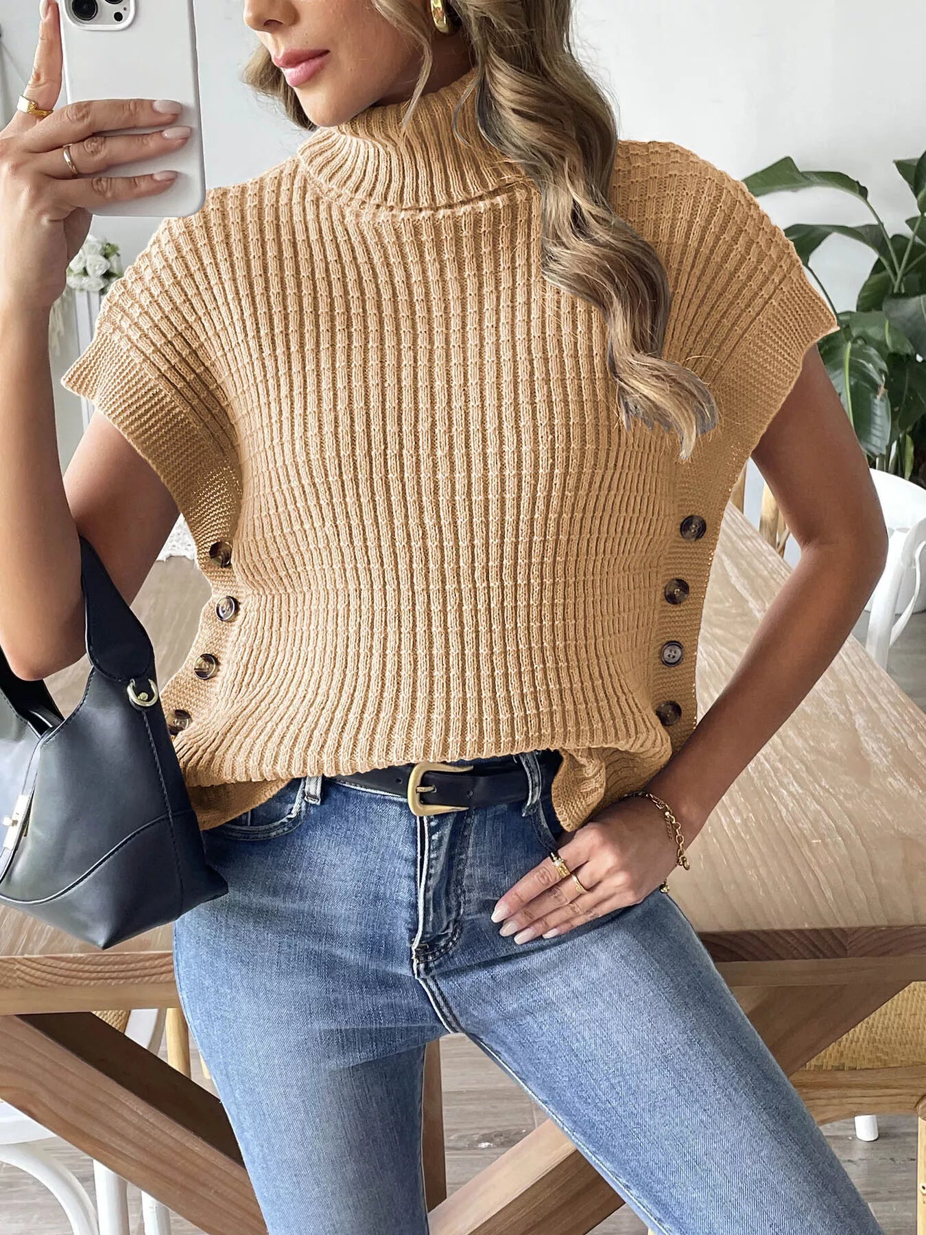 🌟 Gilet col roulé boutons latéraux BLACK-COAT - gros plan détaillé sur les boutons décoratifs élégants, le col roulé confortable et la qualité de la maille acrylique-spandex ✨
