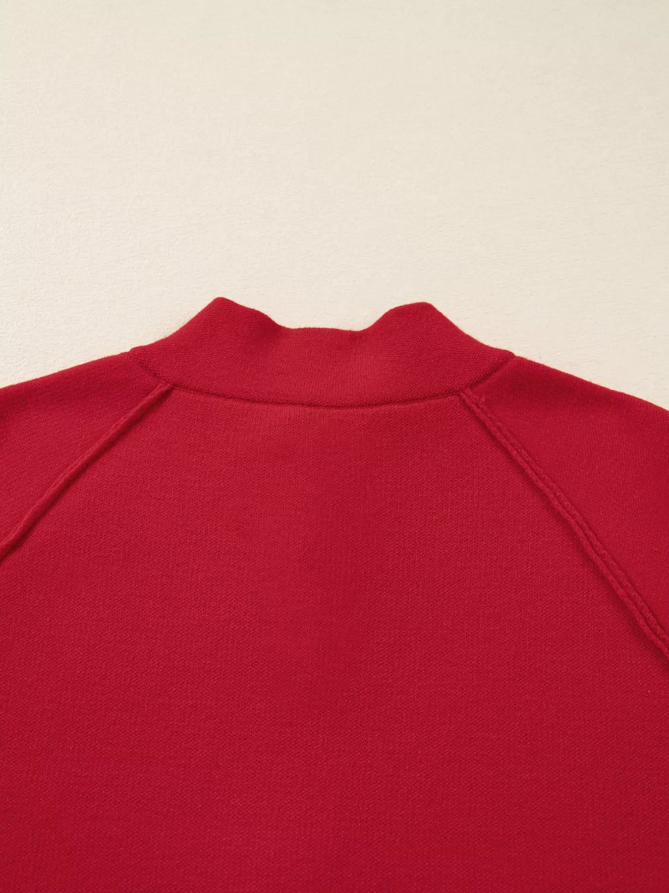  🌟 Vue arrière du cardigan enveloppant à col - Détail de la longueur élégante et de la tenue impeccable du vêtement