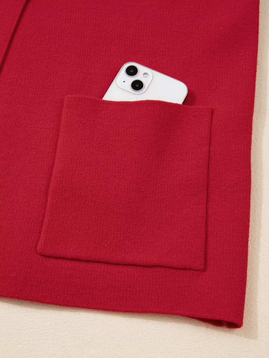 👗 Gilet enveloppant avec col et poches pratiques - Vue de trois-quarts illustrant le style raffiné et professionnel