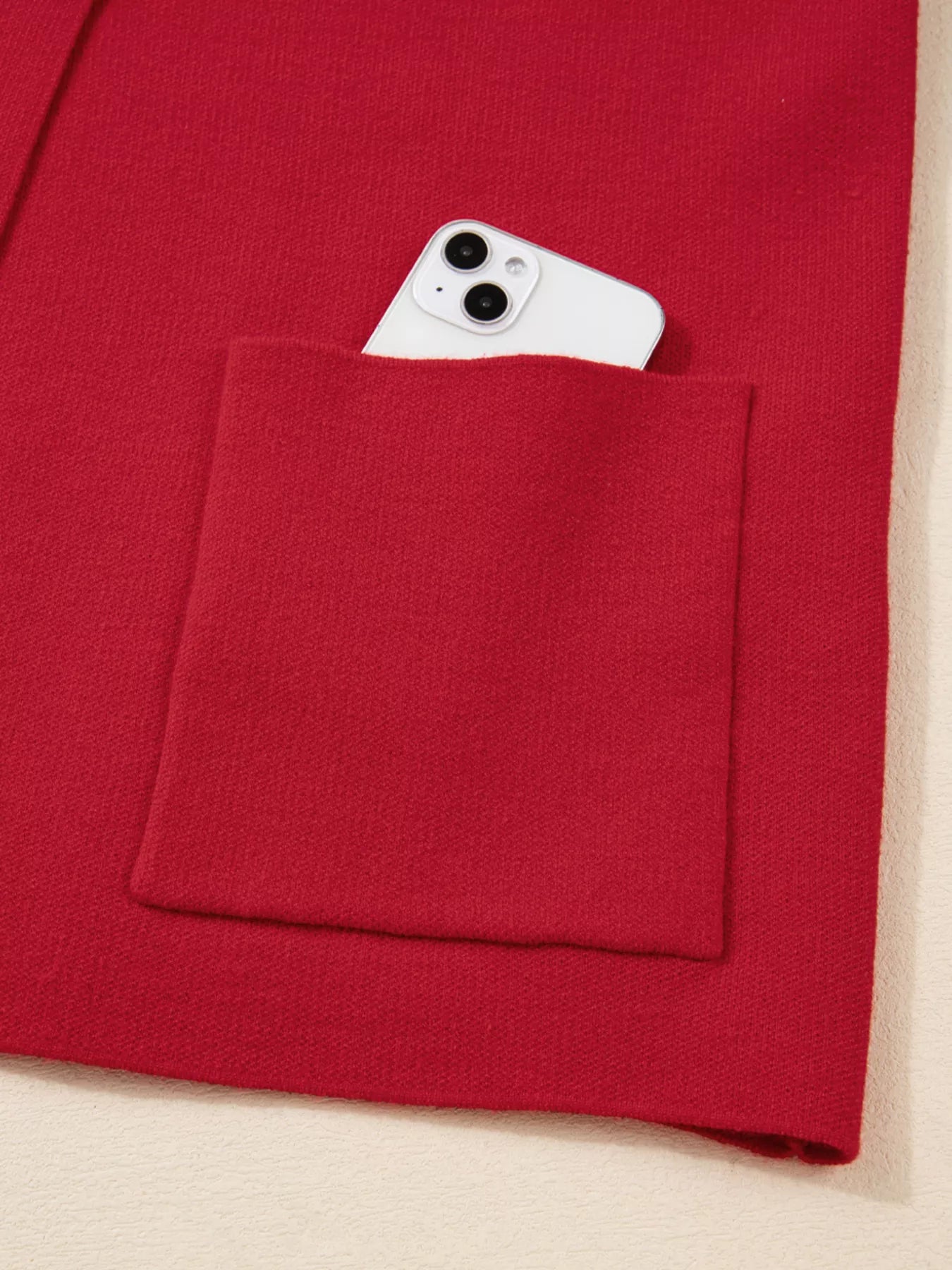 👗 Gilet enveloppant avec col et poches pratiques - Vue de trois-quarts illustrant le style raffiné et professionnel