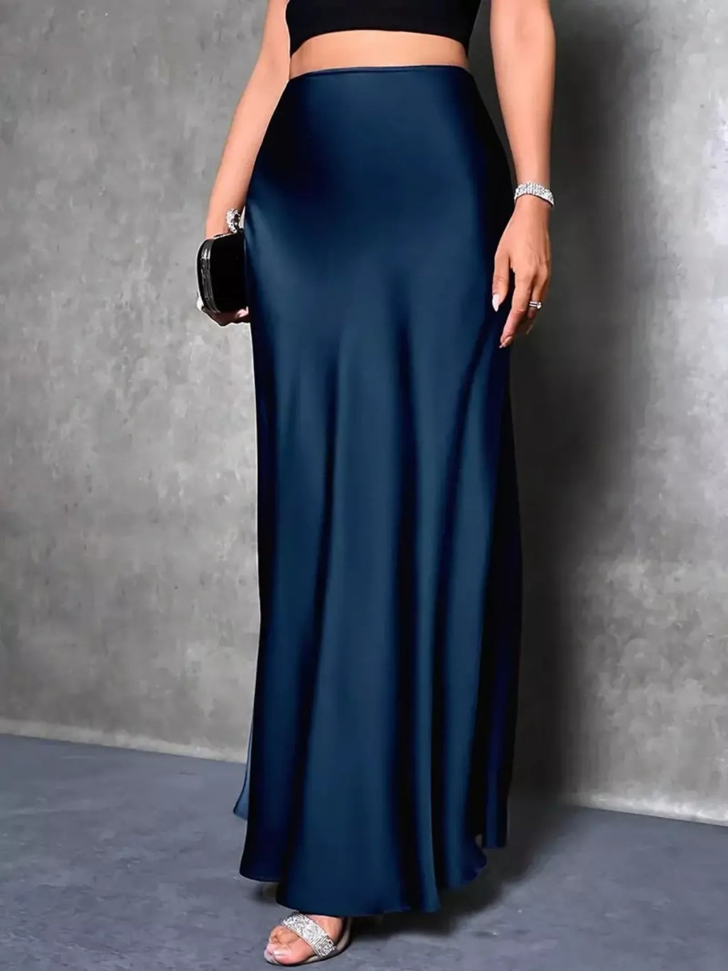 "Jupe longue satin BLACK-COAT - vue de profil illustrant la fluidité du tissu et la longueur maxi flatteuse"