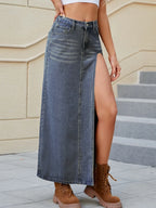 Vue de profil de la jupe longue denim boutonnée BLACK-COAT - découvrez la ligne verticale allongeante créée par le boutonnage, les découpes audacieuses qui ajoutent dimension et modernité, le tombé fluide qui accompagne la silhouette avec grâce - élégance décontractée réinventée pour la femme moderne
