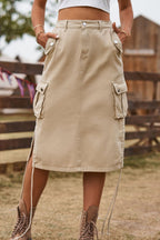 Jupe cargo denim extensible BLACK-COAT vue de face - silhouette utilitaire chic avec taille à cordon ajustable et poches cargo fonctionnelles - tissu stretch rayonne-polyester qui allie confort et style urbain - longueur genou flatteuse pour un look casual raffiné accessible
