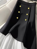 Détail de la taille haute et des boutons décoratifs - jupe plissée BLACK-COAT alliant sophistication et finitions soignées"
