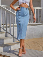 "Jupe en denim boutonnée sur le devant avec fente - vue de face montrant la ligne de boutons décoratifs et la coupe flatteuse en coton stretch BLACK-COAT"