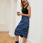 Jupe midi denim avec fentes et poches BLACK-COAT - vue d'ensemble illustrant la polyvalence de cette pièce casual chic, parfaite pour créer des looks décontractés raffinés du quotidien au weekend - longueur midi flatteuse et confort optimal
