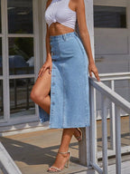 Jupe en denim medium blue BLACK-COAT - vue de profil révélant la silhouette élégante et la fente latérale pour une liberté de mouvement"