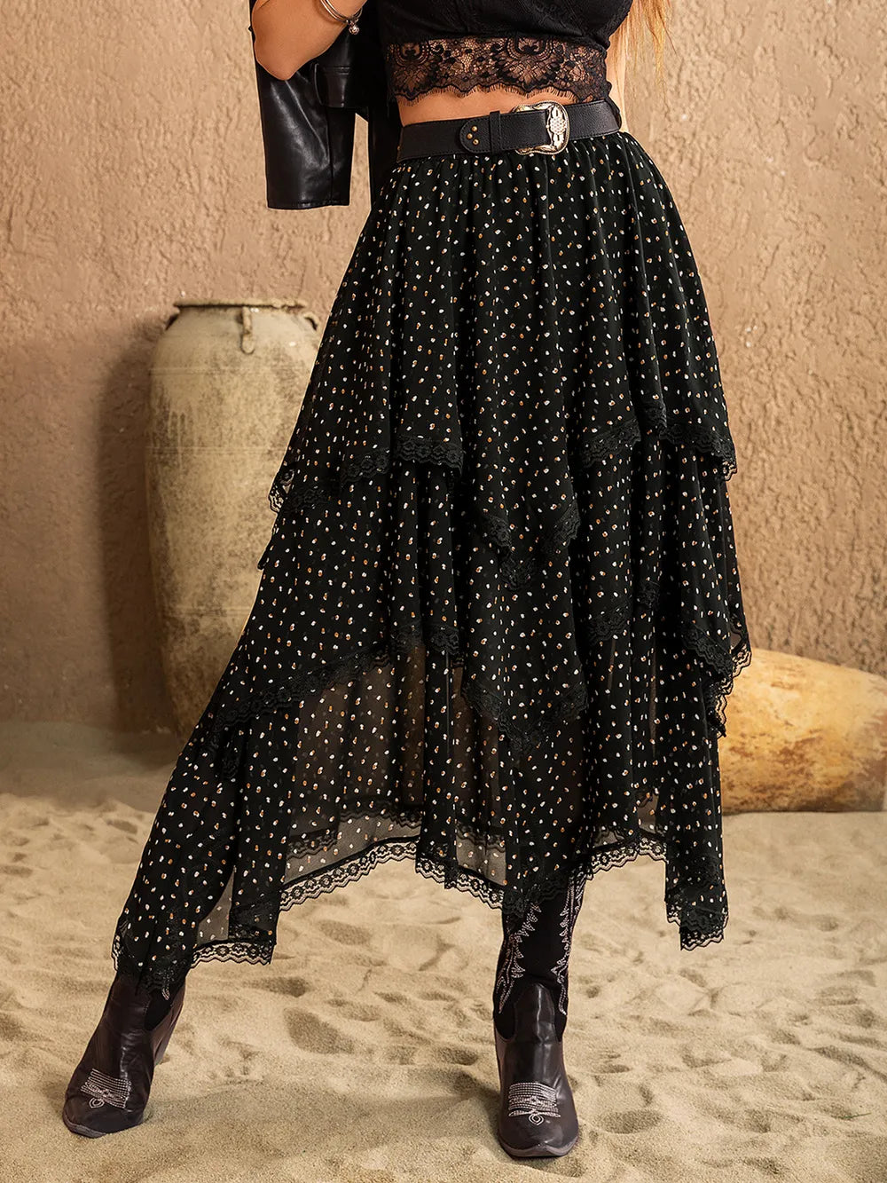 Jupe midi à volants BLACK-COAT en mouvement - capturez la fluidité hypnotique des volants superposés qui créent danse de tissus et lumière, la grâce de la longueur midi, l'élégance aérienne - romantisme qui se réinvente à chaque pas avec sophistication
