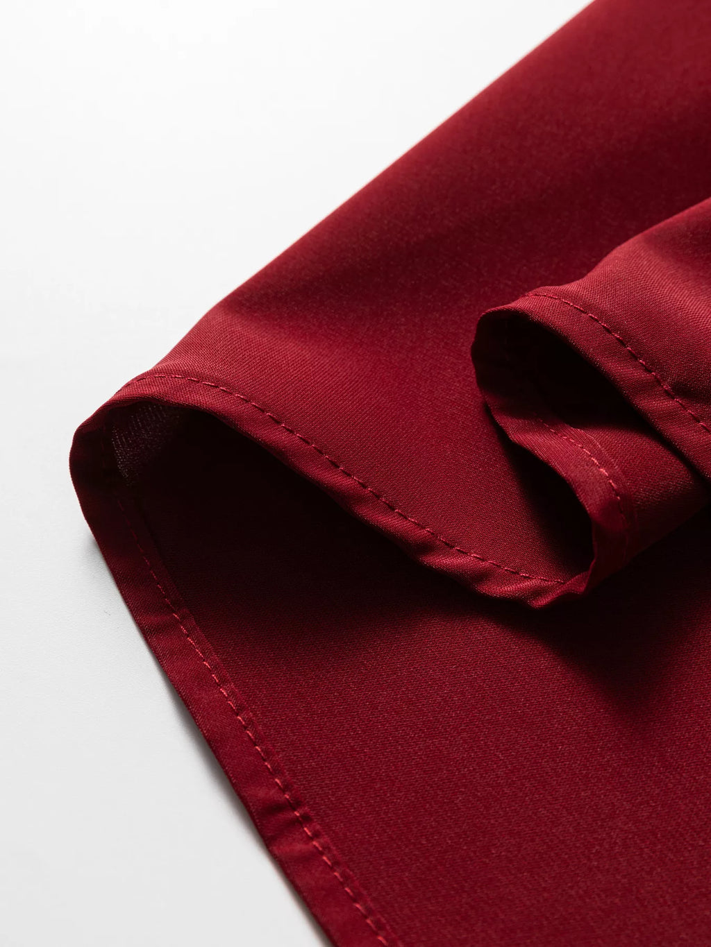 Robe mini maille côtelée col volant - vue finale illustrant l'élégance romantique et moderne - BLACK-COAT
