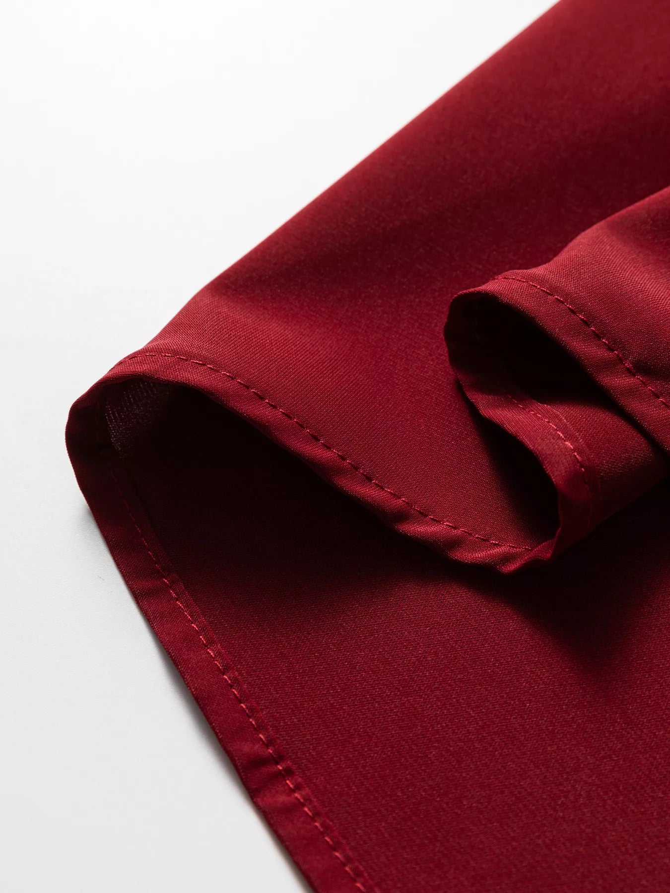 Robe mini maille côtelée col volant - vue finale illustrant l'élégance romantique et moderne - BLACK-COAT
