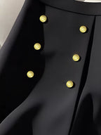 Détail de la taille haute et des boutons décoratifs - jupe plissée BLACK-COAT alliant sophistication et finitions soignées"