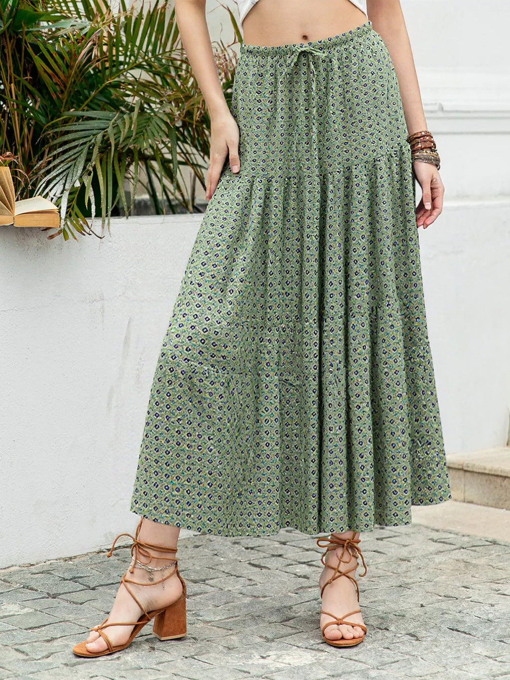 🎀 Jupe maxi bohème à imprimé portée en mouvement, vue d'ensemble illustrant l'esprit libre et romantique du style bohème chic"